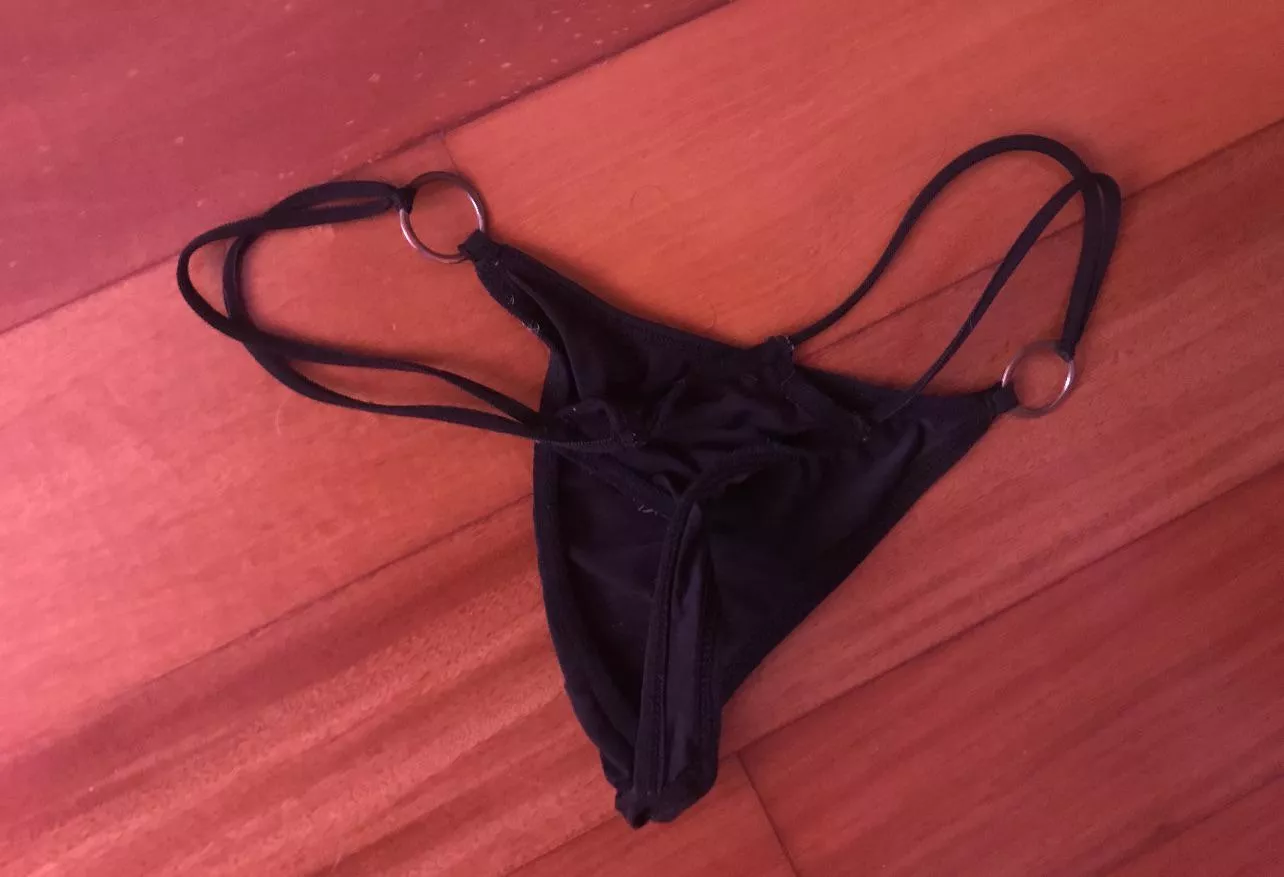 One of my mom’s thongs, who would like to jerk off with it? posted by raider_99