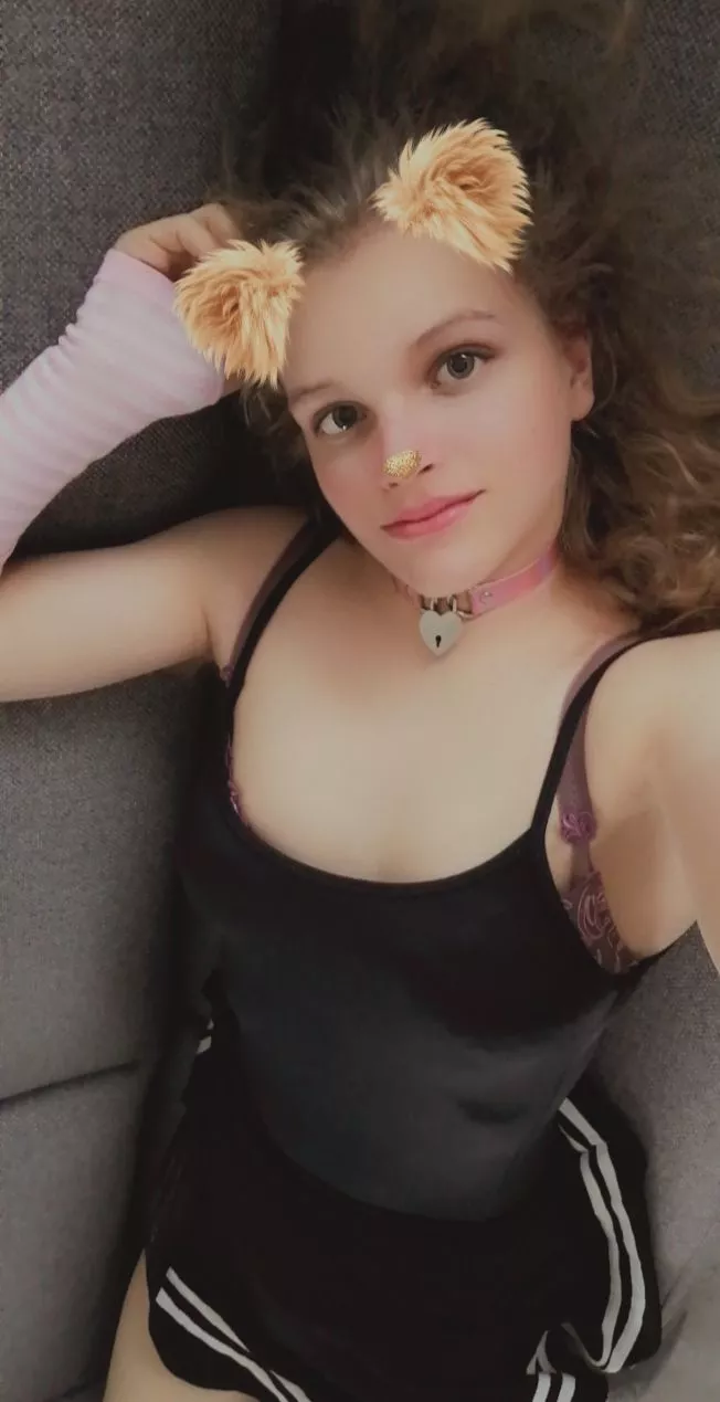 one of the pics that started it all posted by HealsOnHeels_UwU