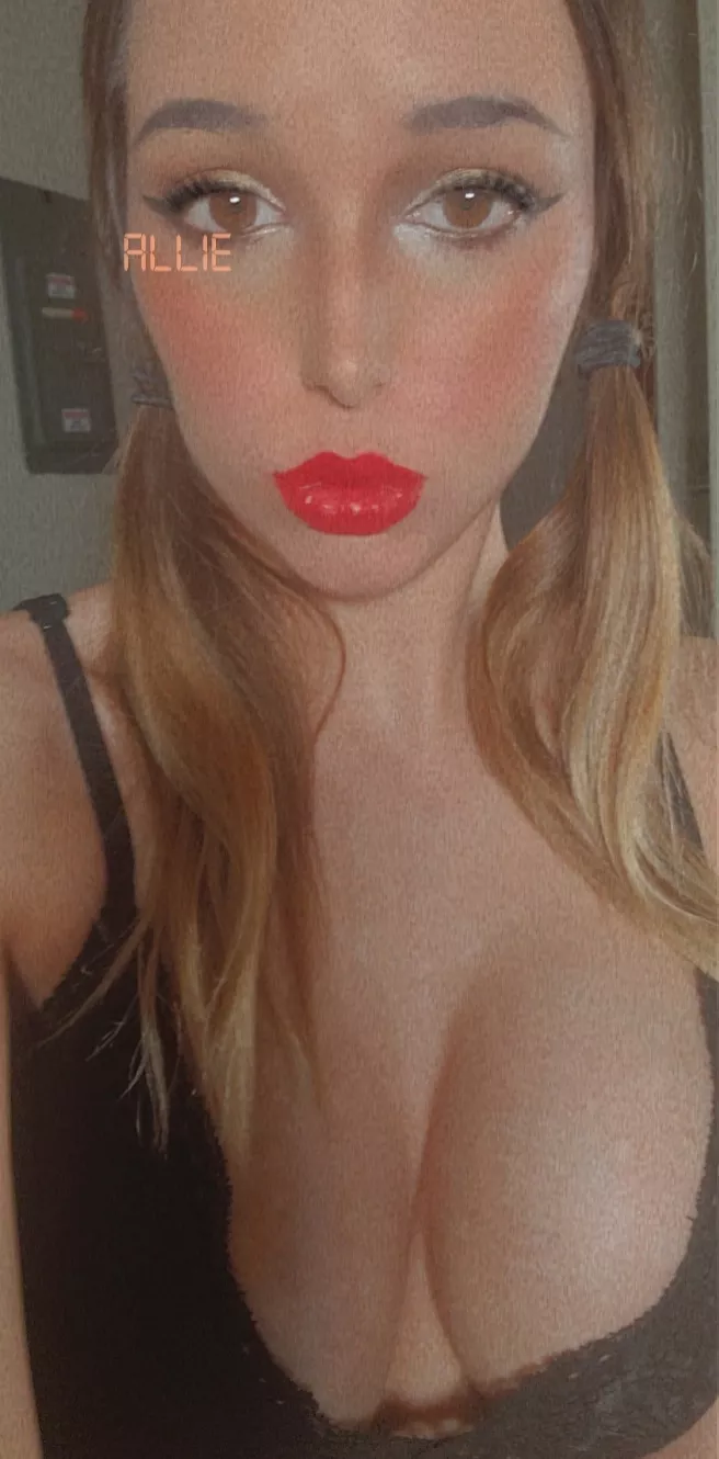 online now < https://chaturbate.com/xallikatx/ > link below! posted by xAlli_Katx