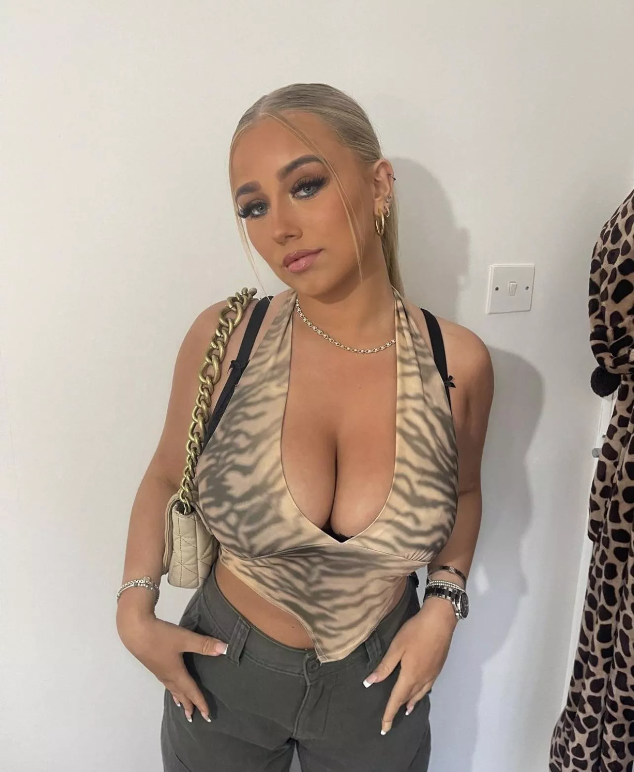 Only 18 and already got massive tits 🔥 posted by srj2021