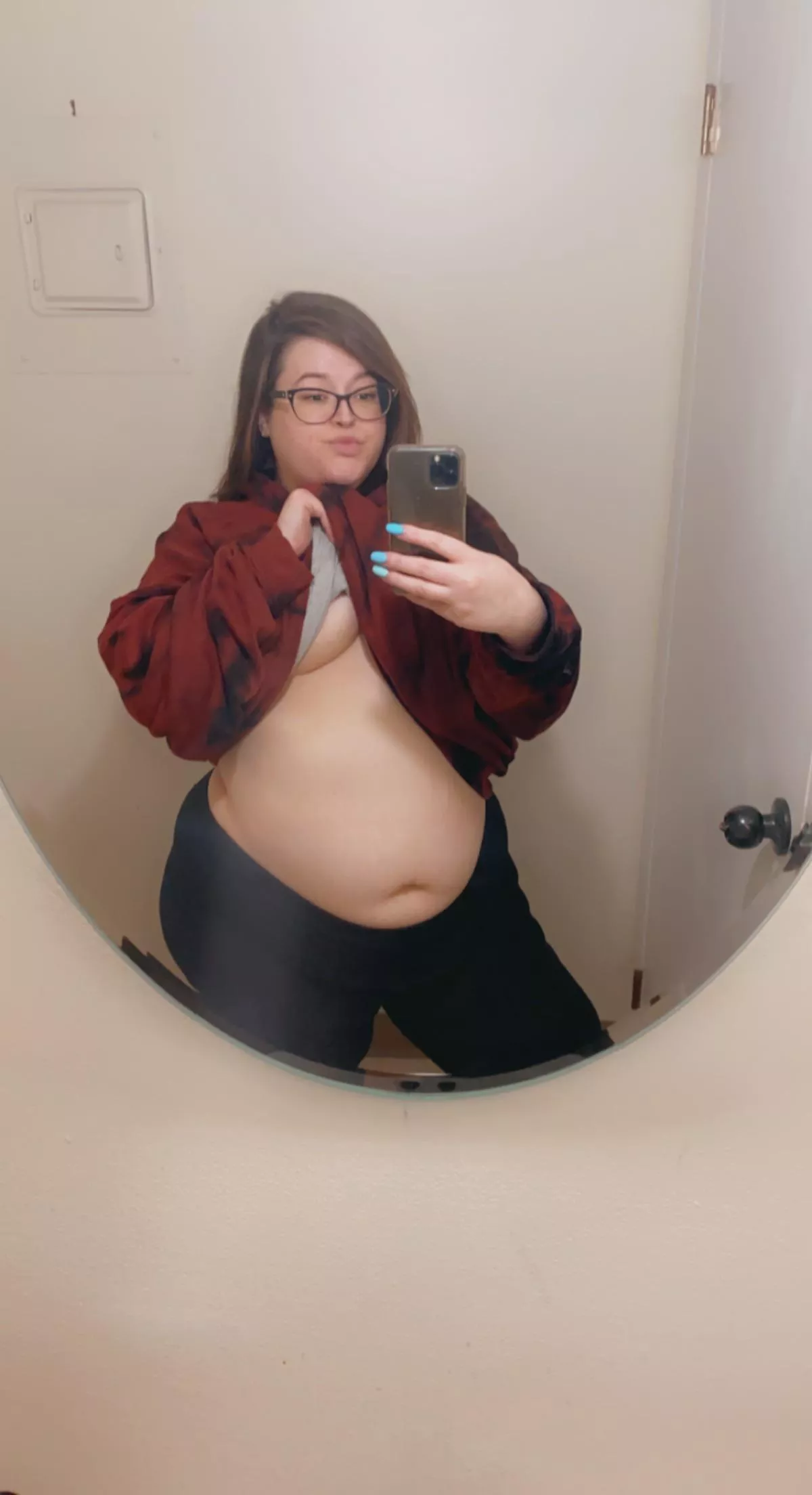 oof that hour glass shape posted by synner_x0