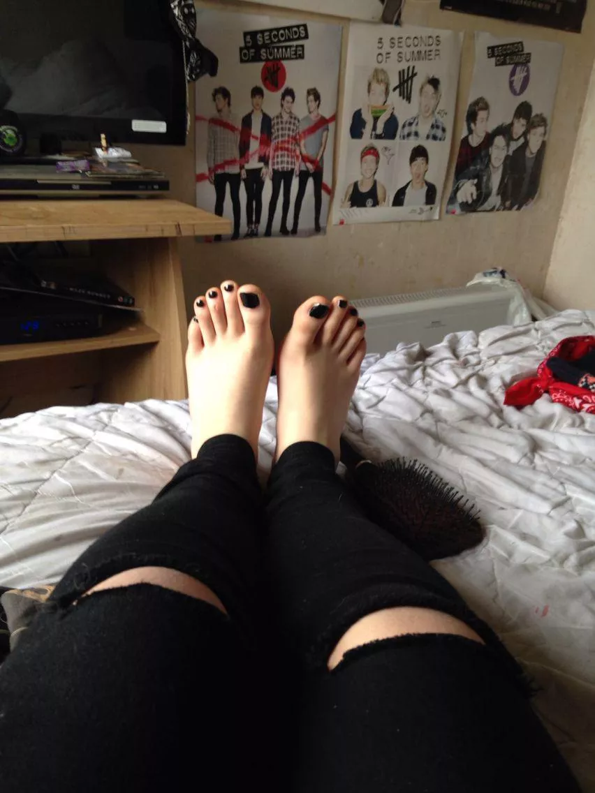 Painted my toe nails❤️ posted by dusthaggoblin