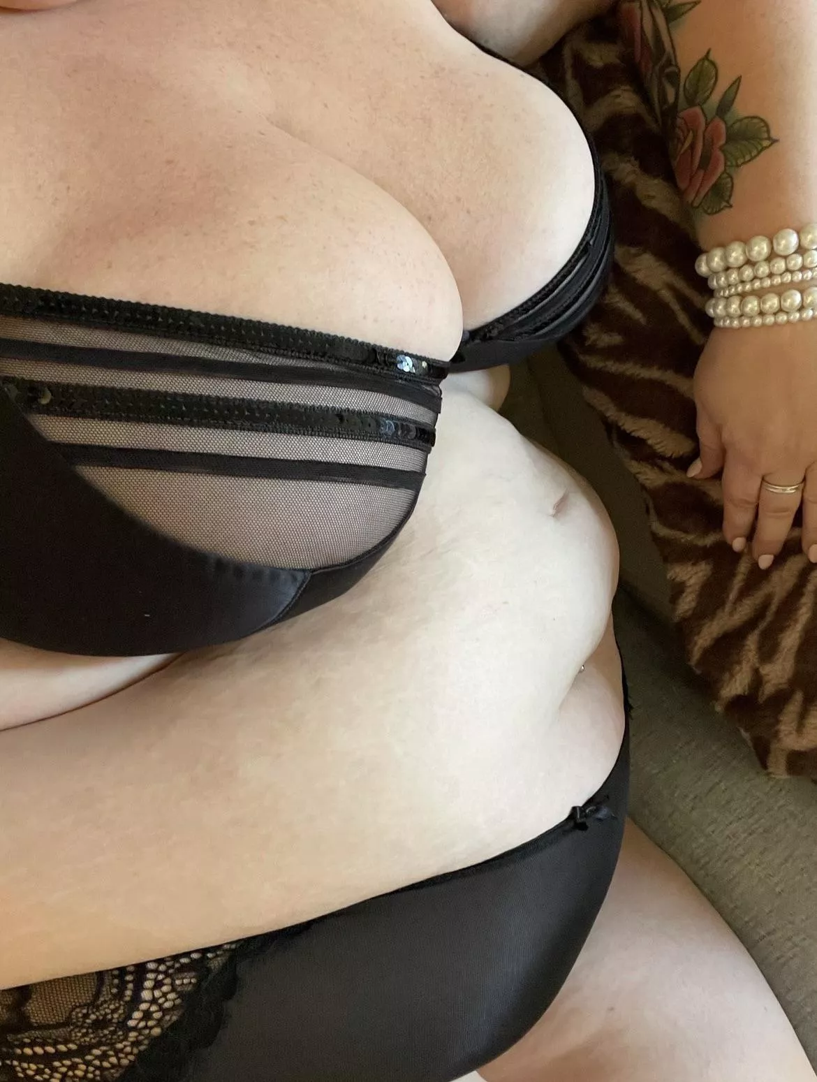 Pale skin, black lace and sequins with a touch of pearls 🧁 posted by kupkake1107