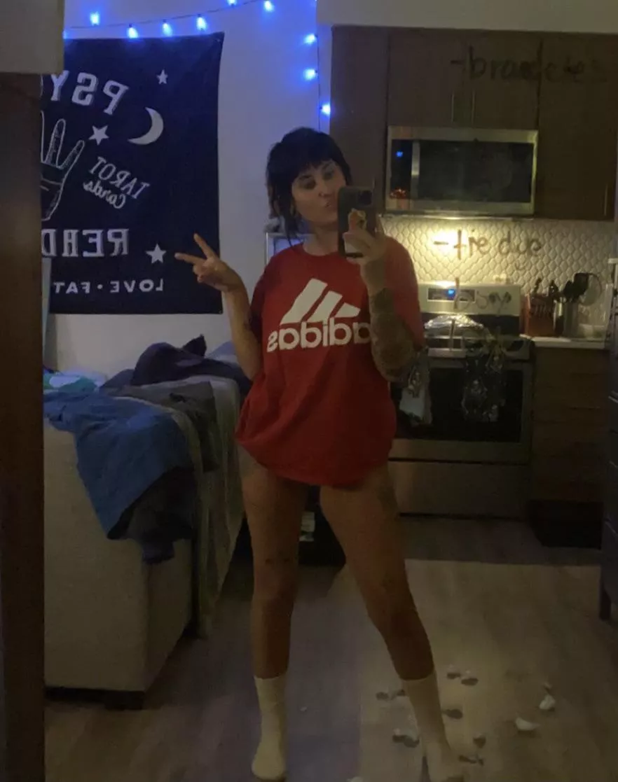 Pants are overrated posted by Sylviesuki