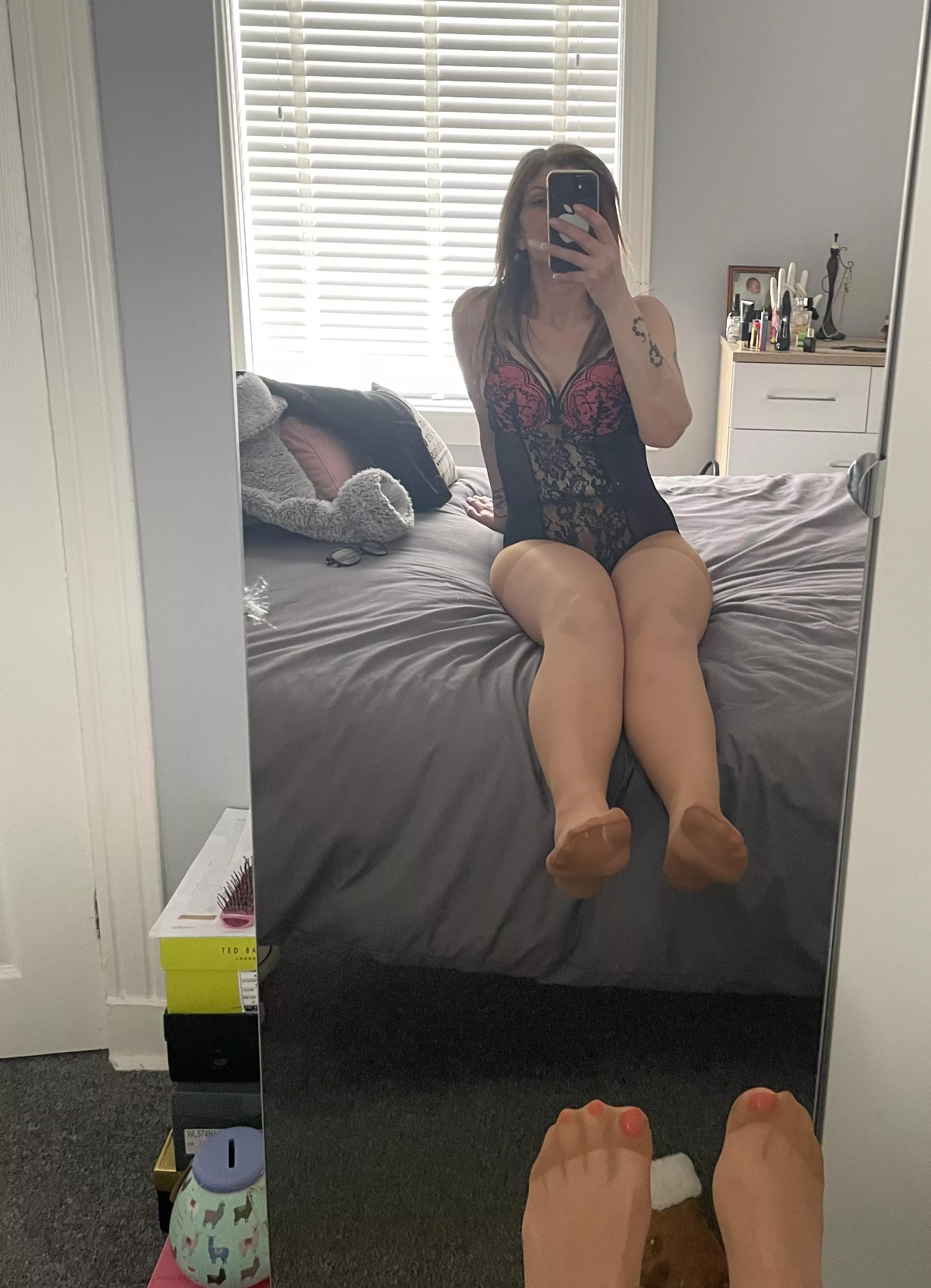 Pantyhose and red toes posted by Misstights