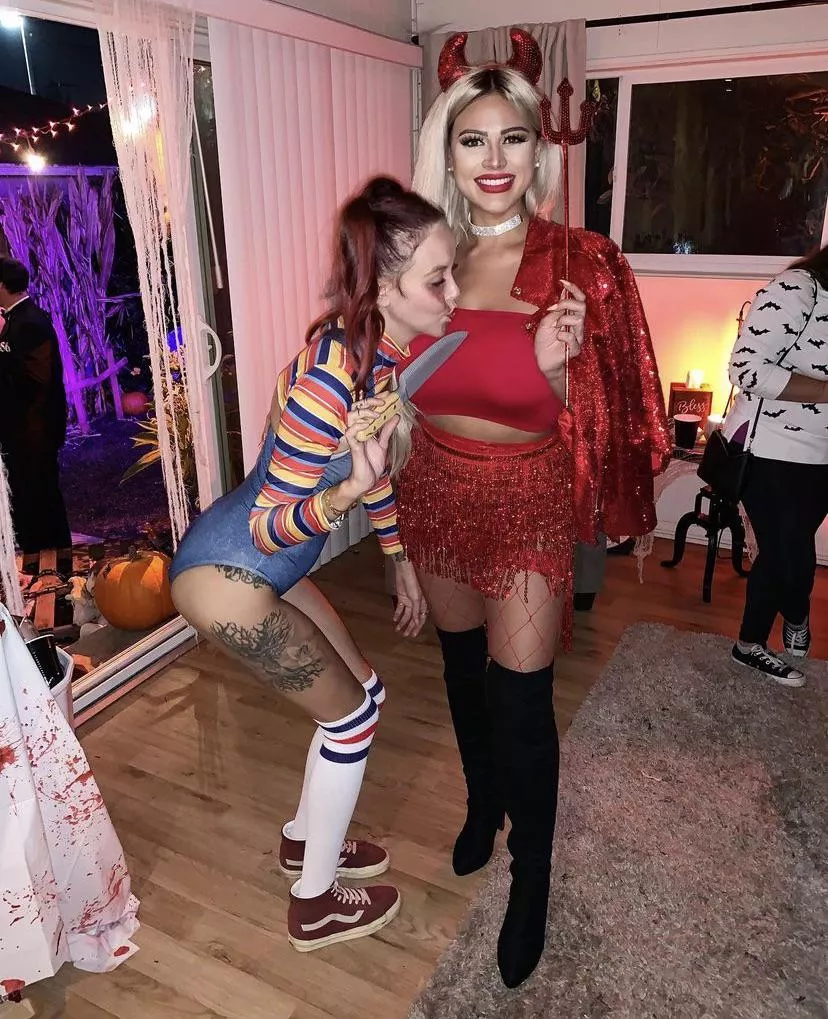 Paying her respects posted by OmniDaddy