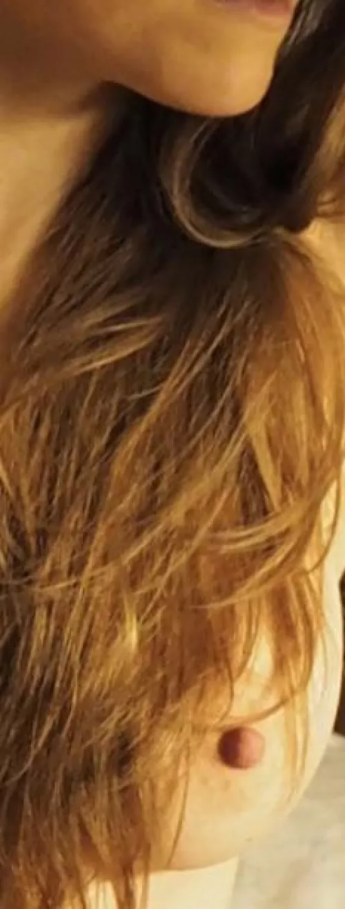 Peaking through by Gurobeeingnaughty