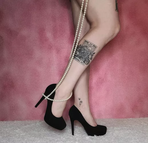 Pearls go with everything by witch_fix