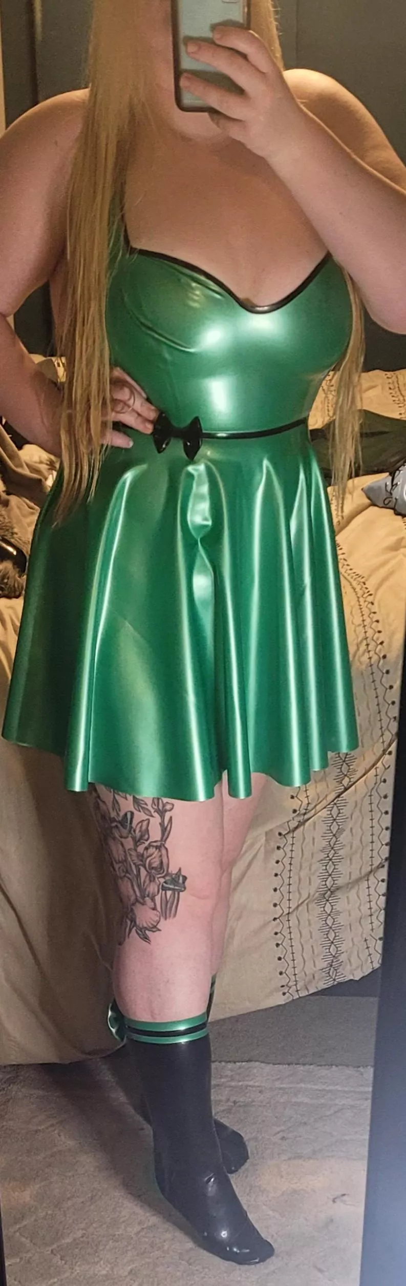 pearlsheen emerald 💚 posted by SweetheartLatex