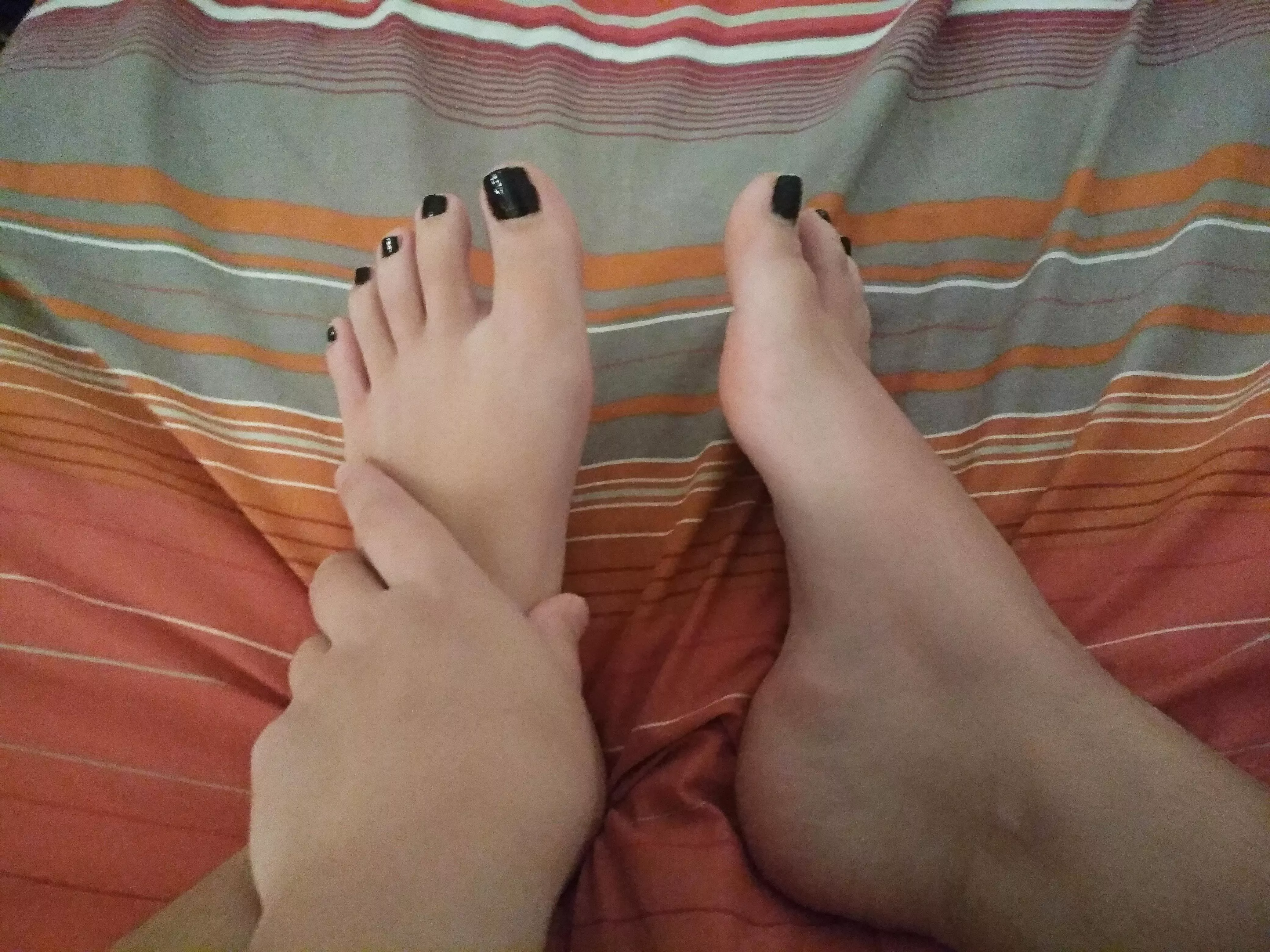 Peek at my Game of Thrnoes shirt. Wanna marathon while you suck on my toes and worship my soft soles?ˆ posted by tortillalined