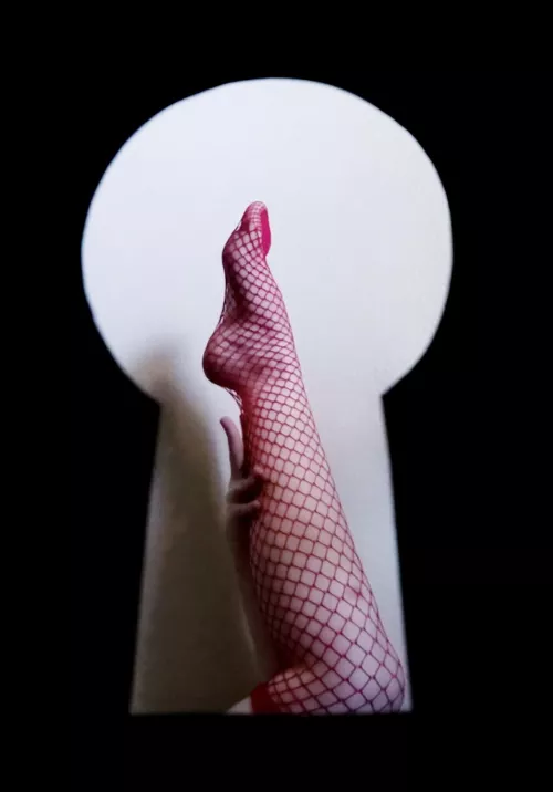 Peek. by Audrey-Twoey