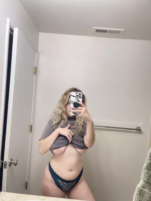 Peeking out 🤤 by spencermacprem