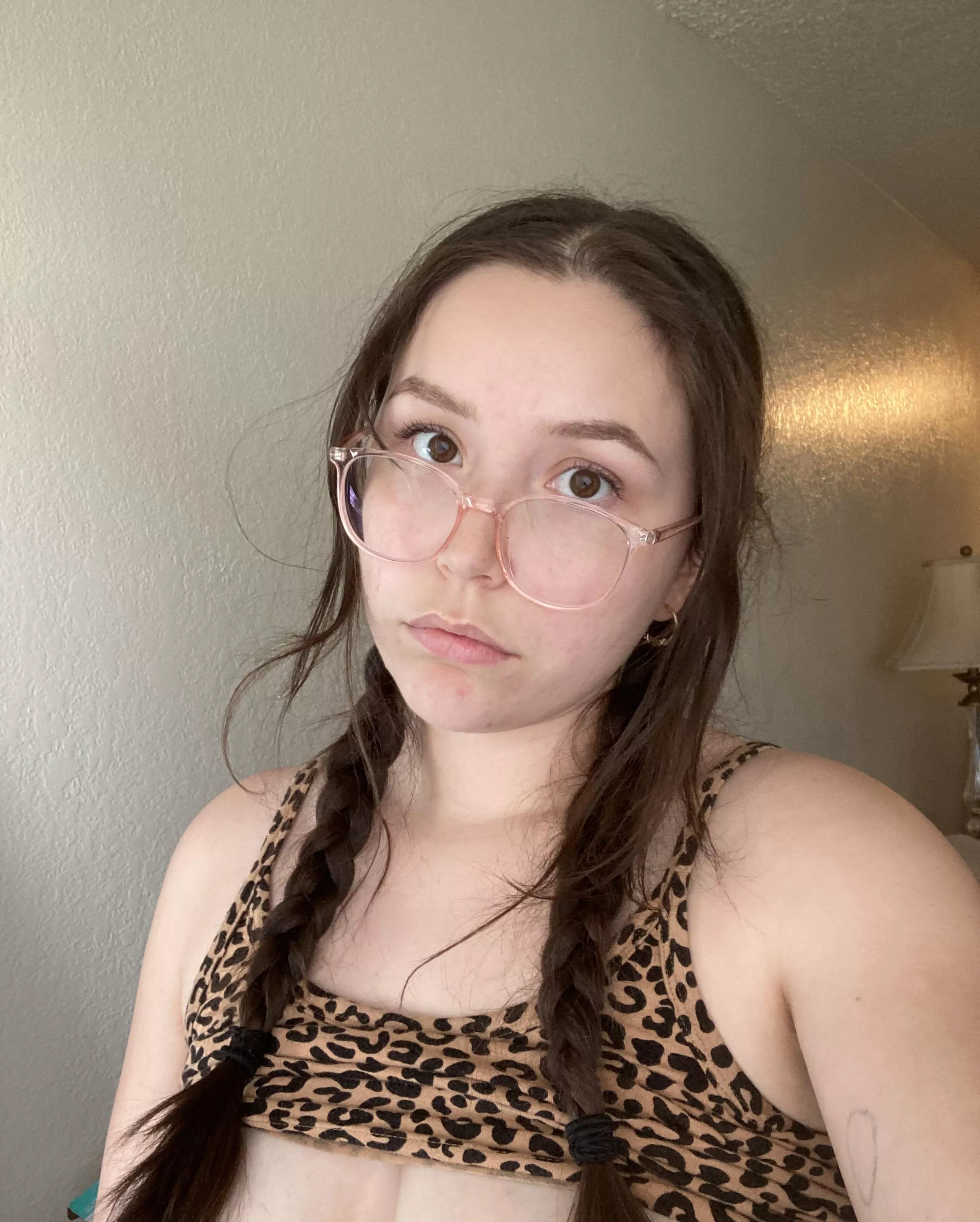 People say my glasses blend into my skin tone 😂 posted by donnienaranjo