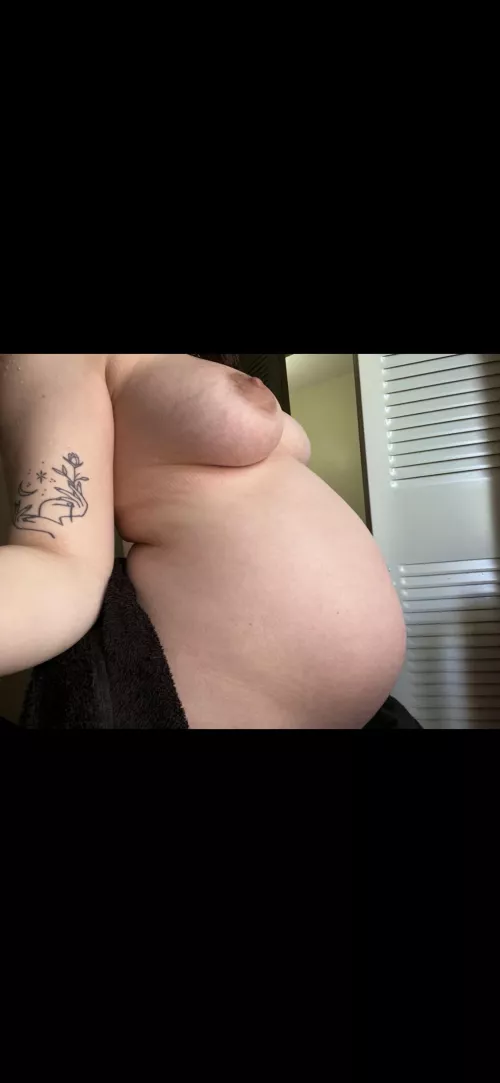 Perfect bump ☺️ by Peachypreggo