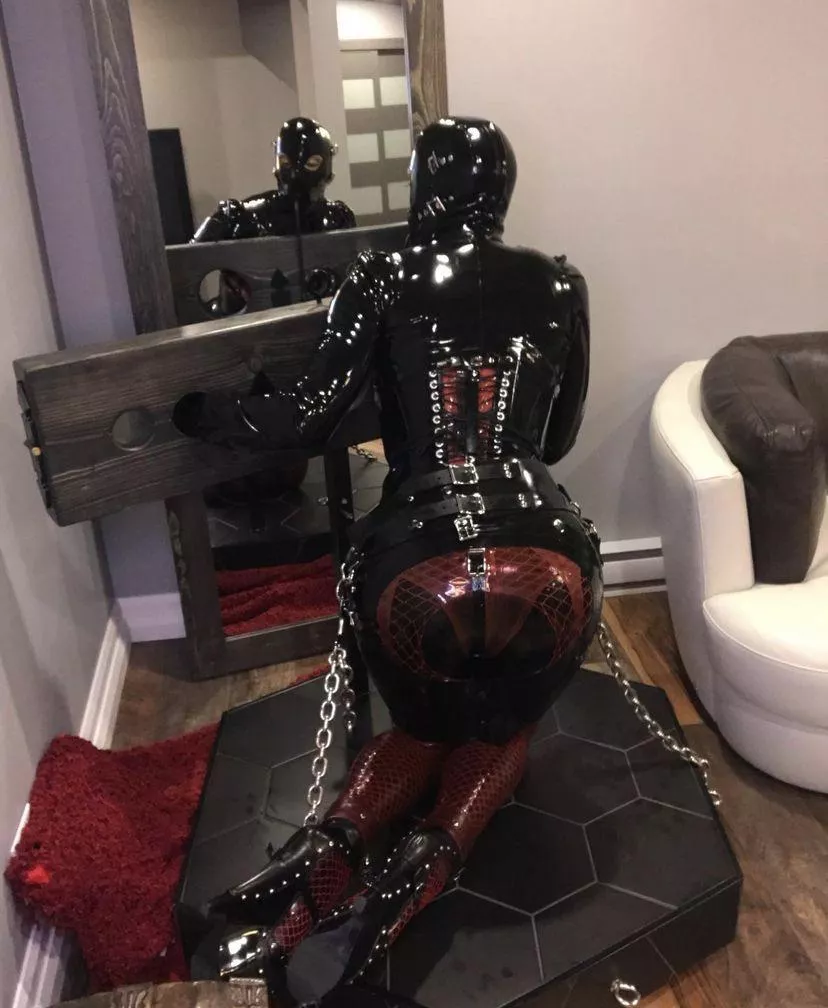 Perfect position to be humiliated 🙈 posted by latex_cinderella