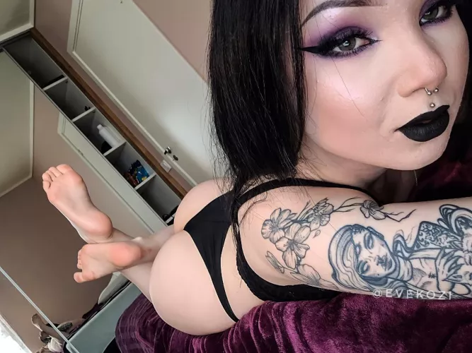 Perfect position to suck your dick. do you aggree? by evekozi