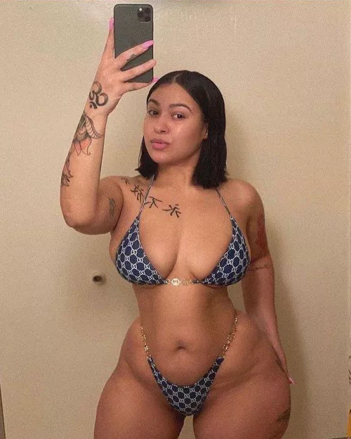 Perfectly curvy by ManyFlavors