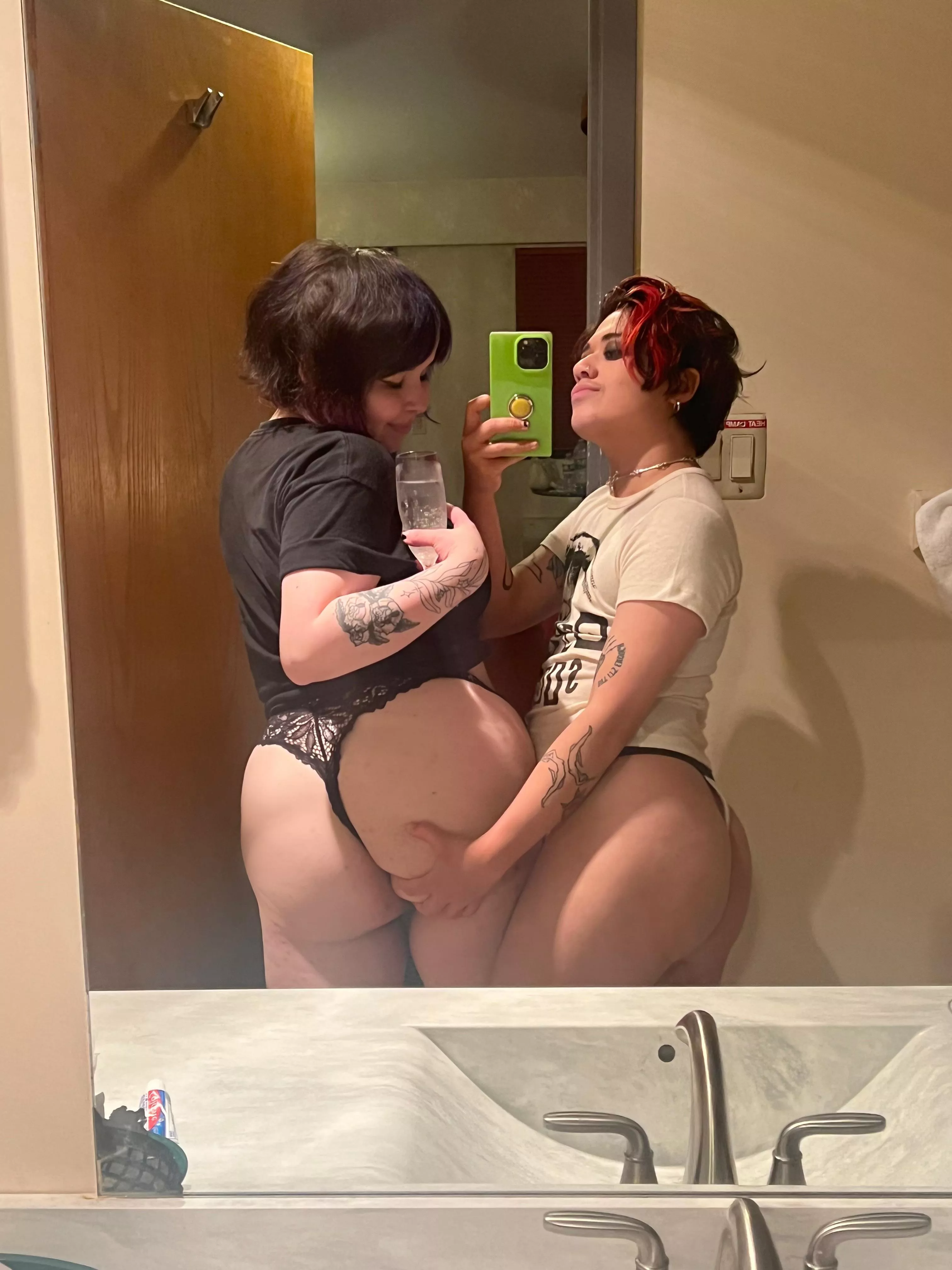 perpetually horny 😈 posted by daisyxxlace