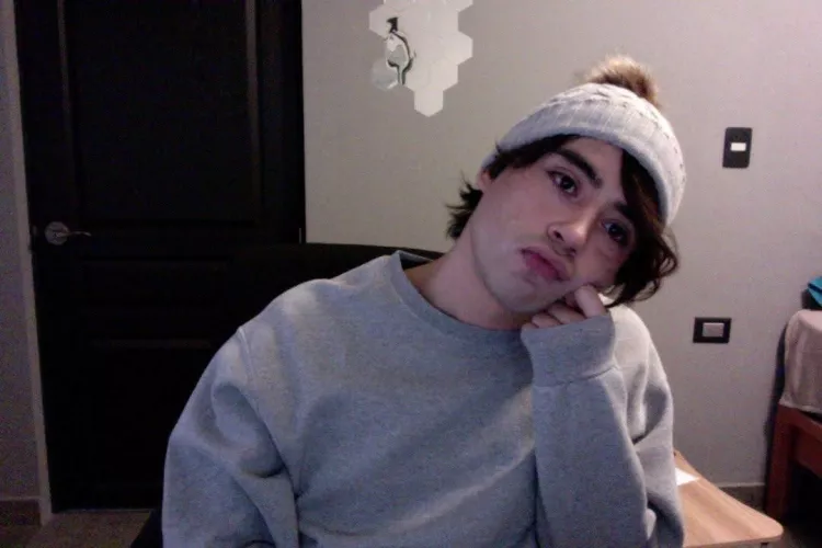 photo booth selfie : ) by Rolynv