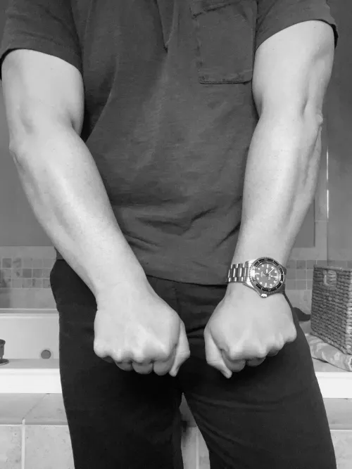 Pick a hand… 🪄 by nightswimmmer