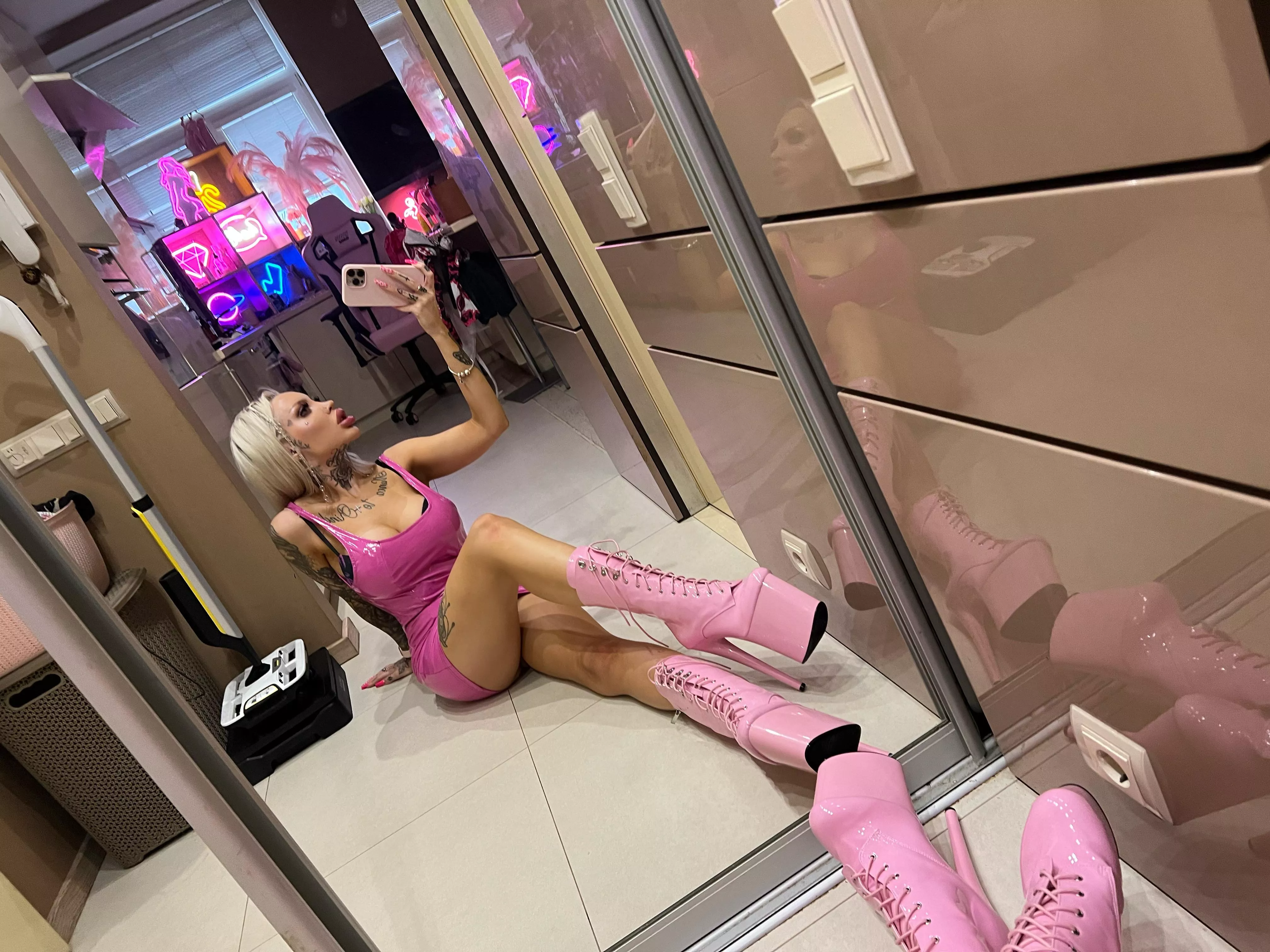 Pink and shiny ✨💕 would u like to fuck me in these boots? posted by 2_badforyou