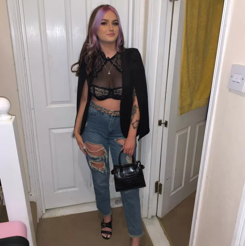 Pink hair & ripped jeans posted by 95185