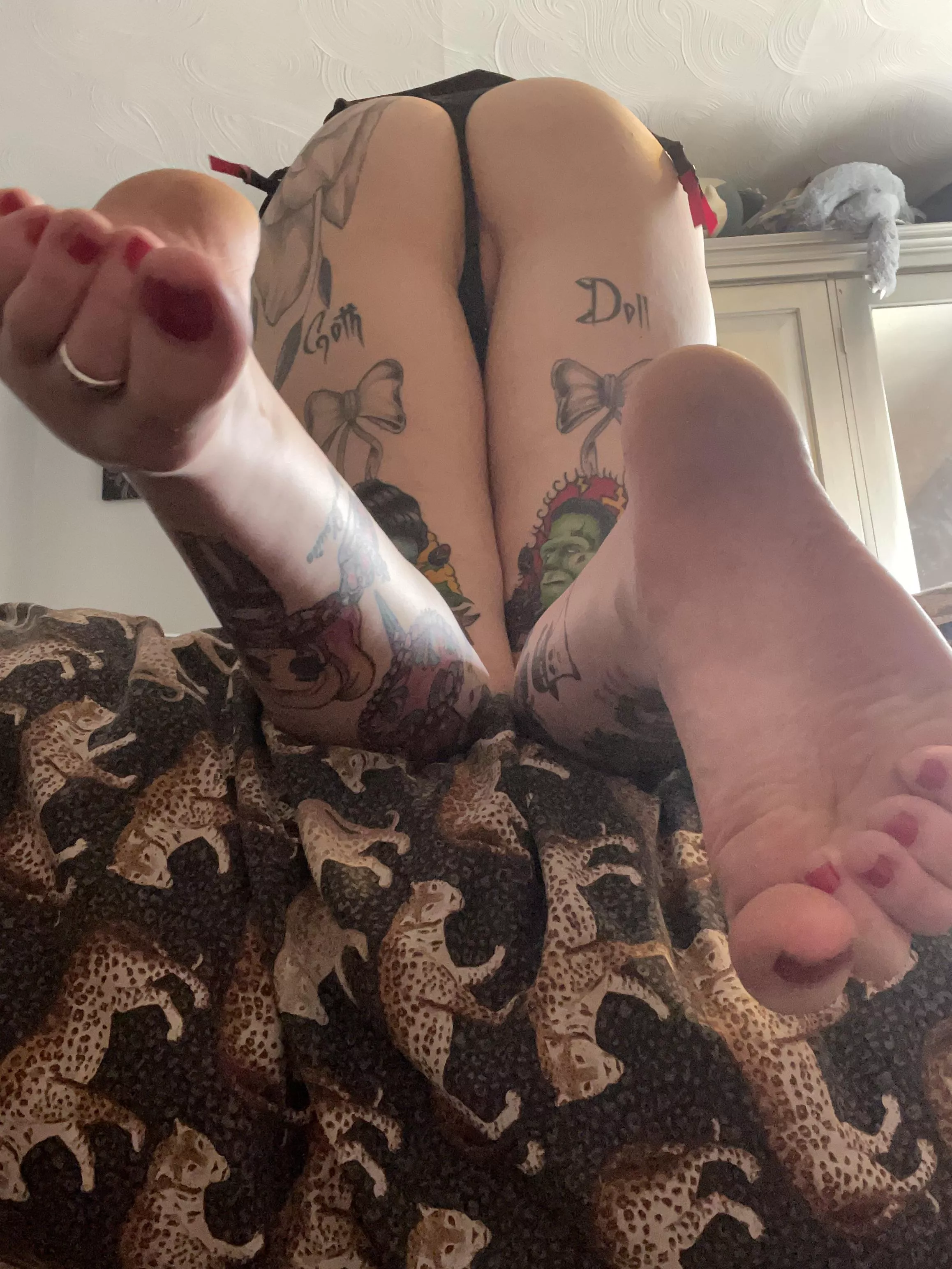 Pink toes and tattoos 💖 posted by lucie_purr
