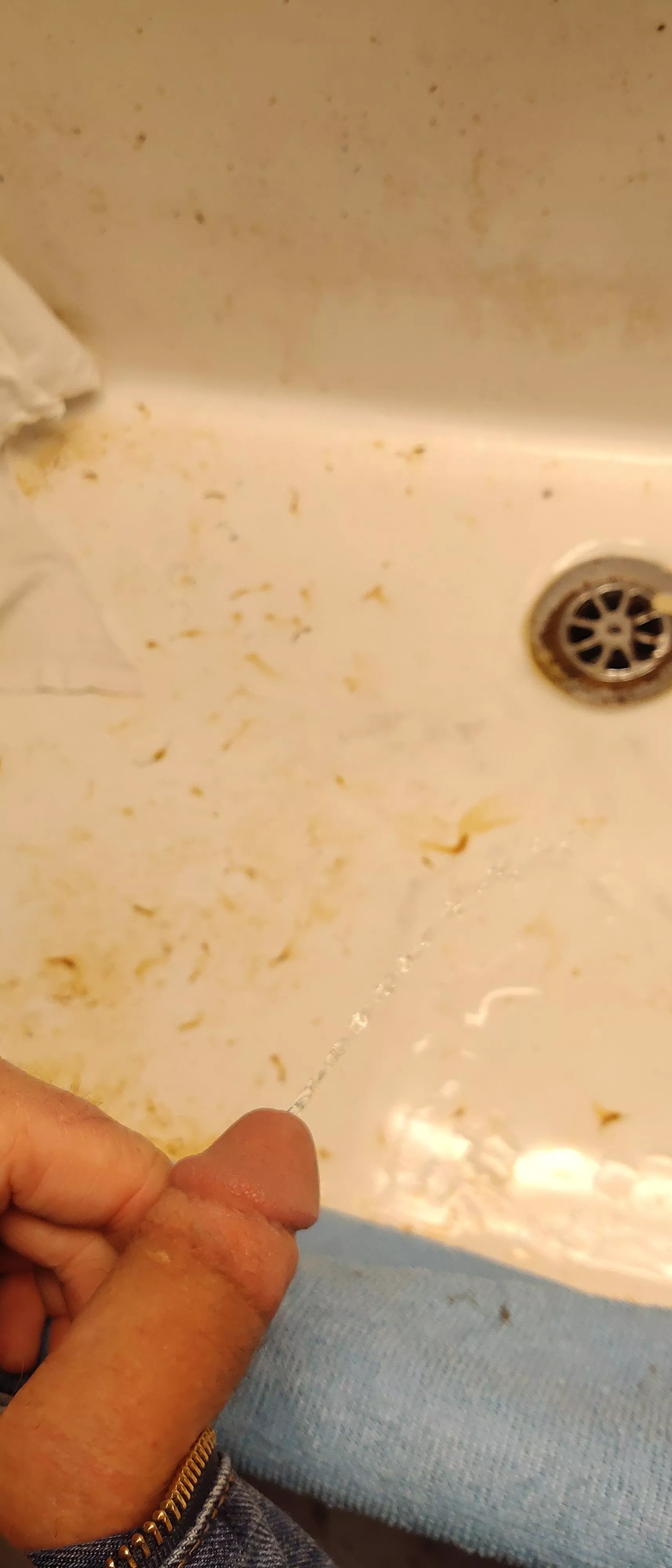 Pissing in the sink is oddly arousing posted by L_ABoundanddown