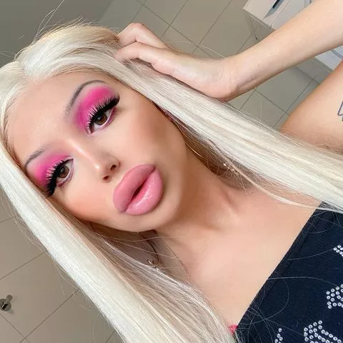 #plasticisfantastic posted by BimboSimp