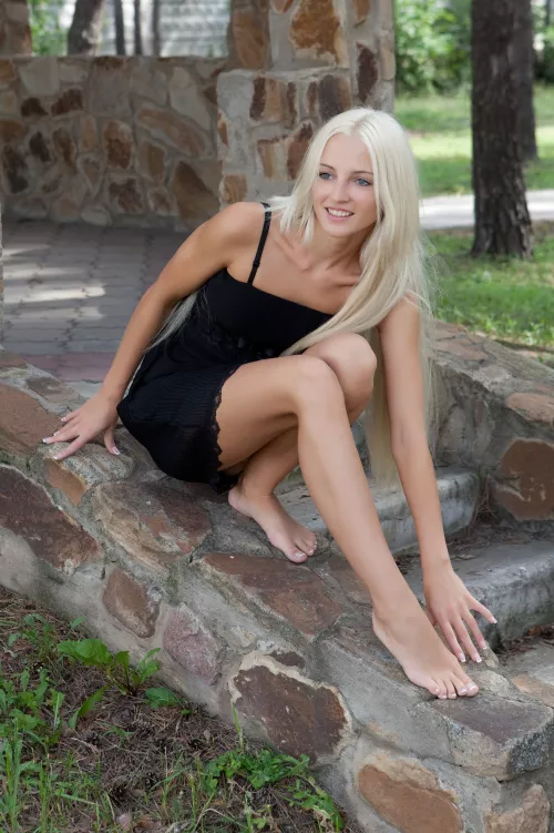 Platinum blonde (with groomed toes! 💗) by Kyarita69