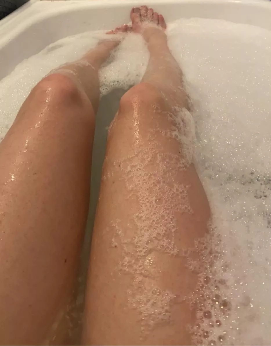 Play with my toes in the bath ? posted by Daddies-Diamond