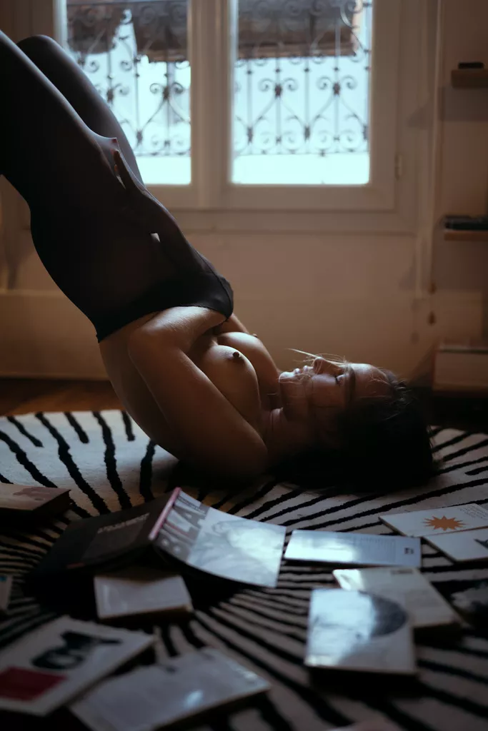 Playing with her body posted by KevinArnaud