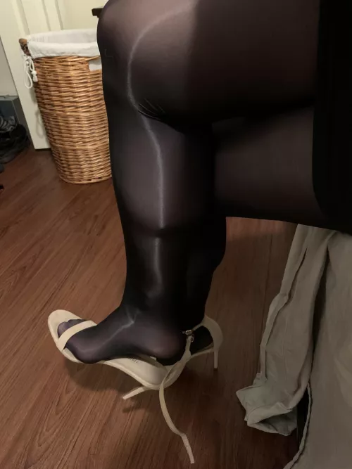 Playing with my heels! by Verio1