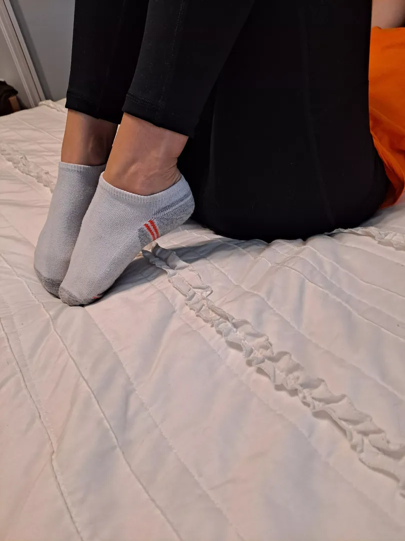 Pointed toes in my leggings tonight. posted by hotfeet93