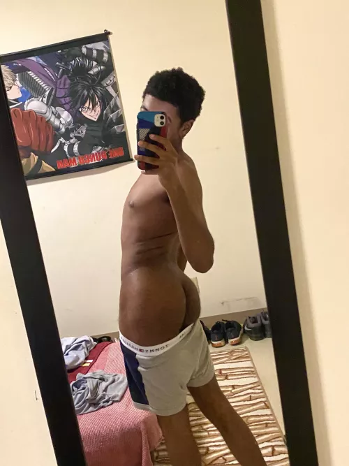 Poking out a bit🙈 by zmanjman