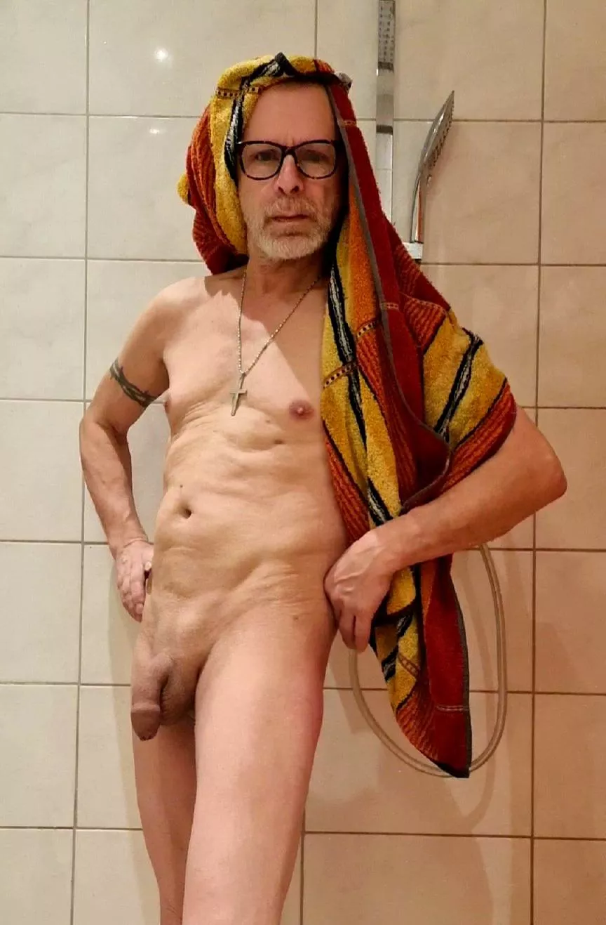 Posing in bath posted by ullibult