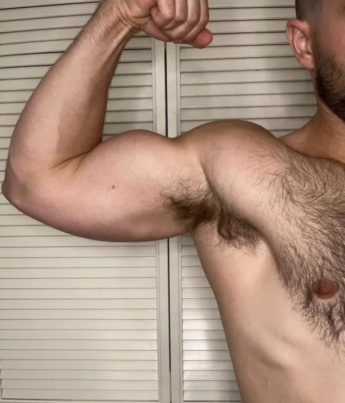 Post Arm Day pump 💪🏼🐽 by sweatygymcouple
