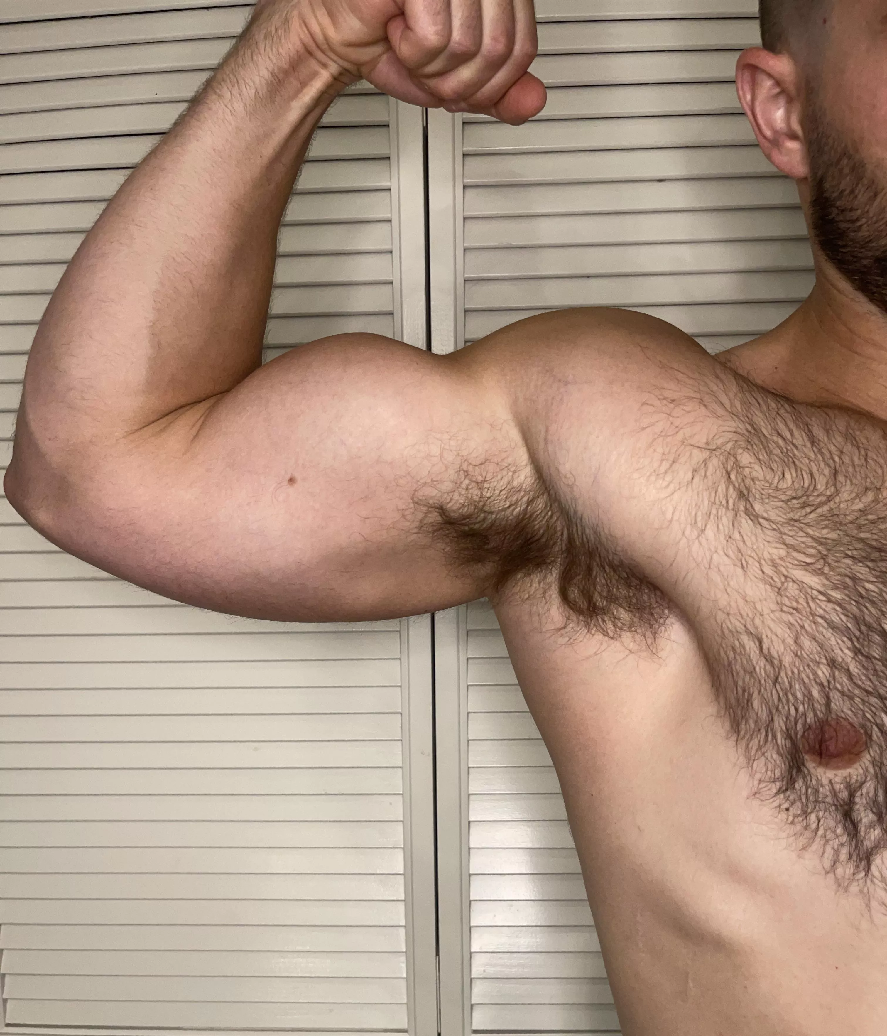 Post Arm Day pump 💪🏼🐽 posted by sweatygymcouple