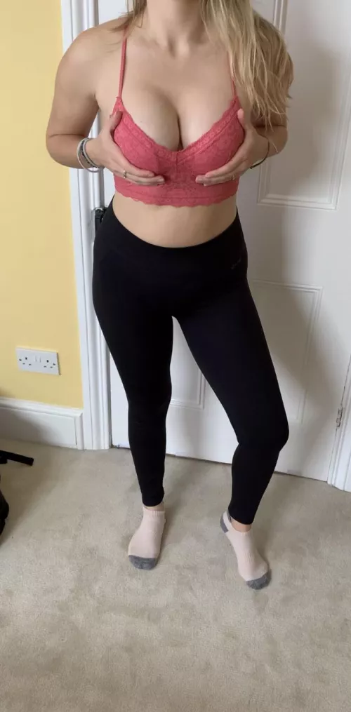 Post home workout in yoga pants :) by rosiesparadise