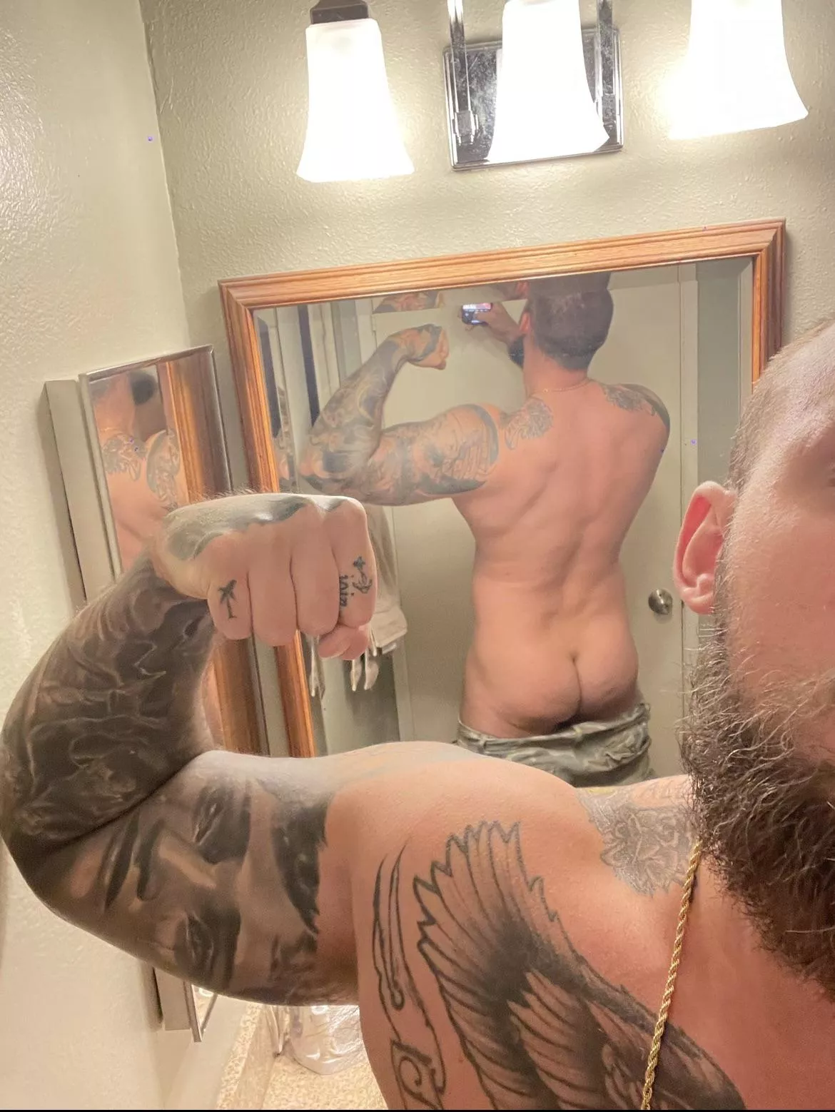 Post workout pump and ready for the weekend posted by aaronsnowxxx