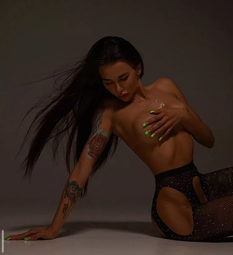 Posting on Reddit kinda makes me horny posted by materialmajority