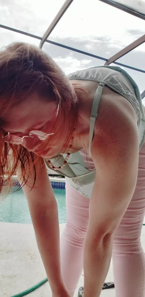 POV: You're Creeping On Your Friend's Mom [More on OF] by LikeABowlOfCherries