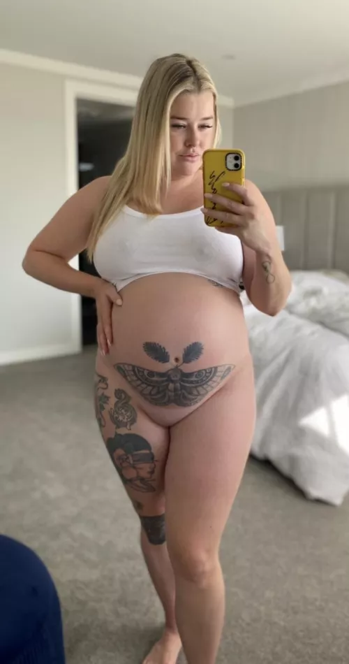 Preggo and feeling beautiful. I all so feel naughty! And thirsty for attention. by blondenpregnant