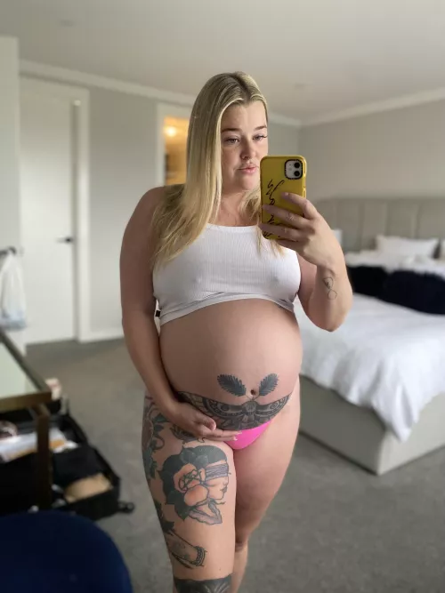 Preggo and feeling sexy by blondenpregnant