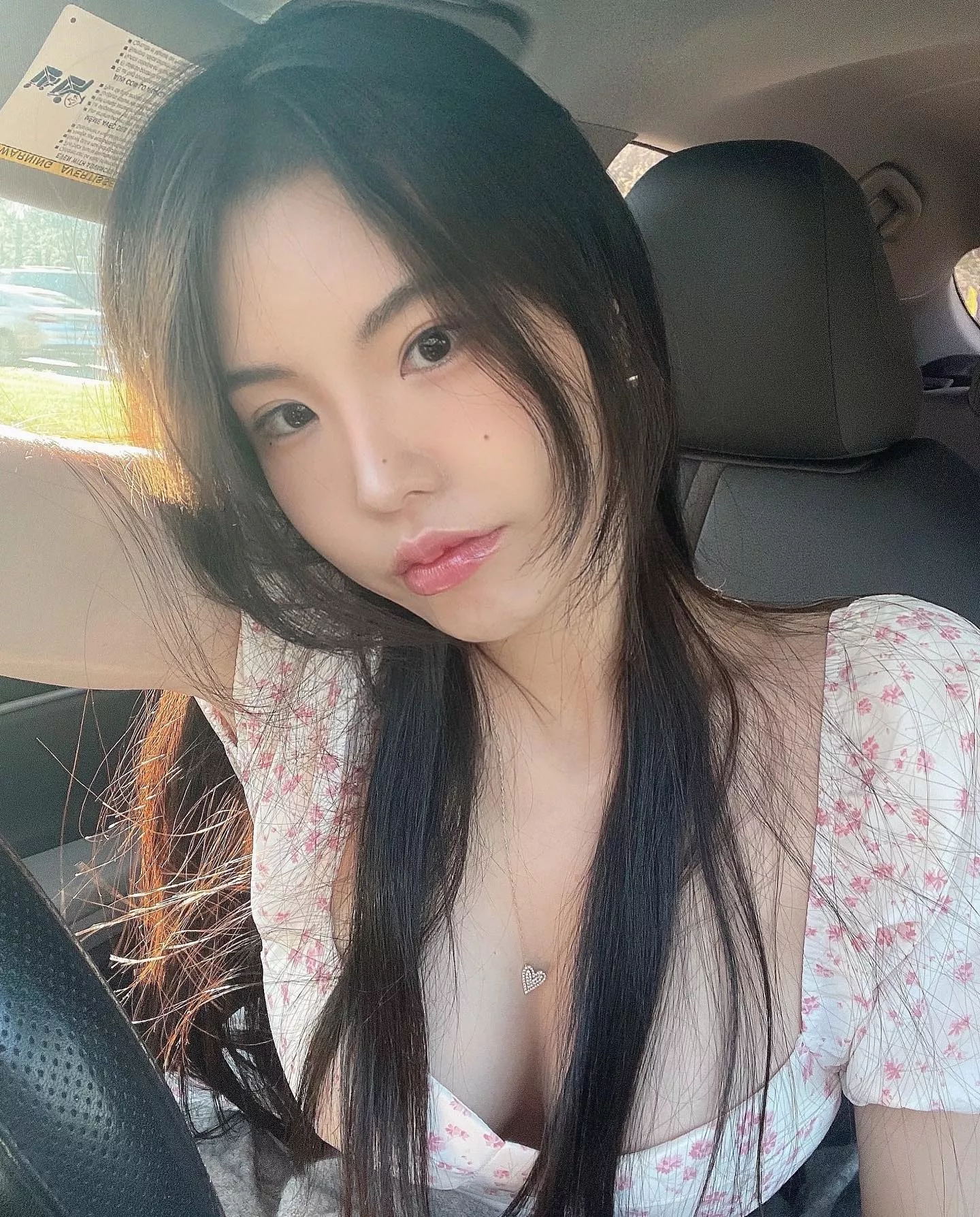 Pretty cleavage peek posted by Majestic_Painter8660