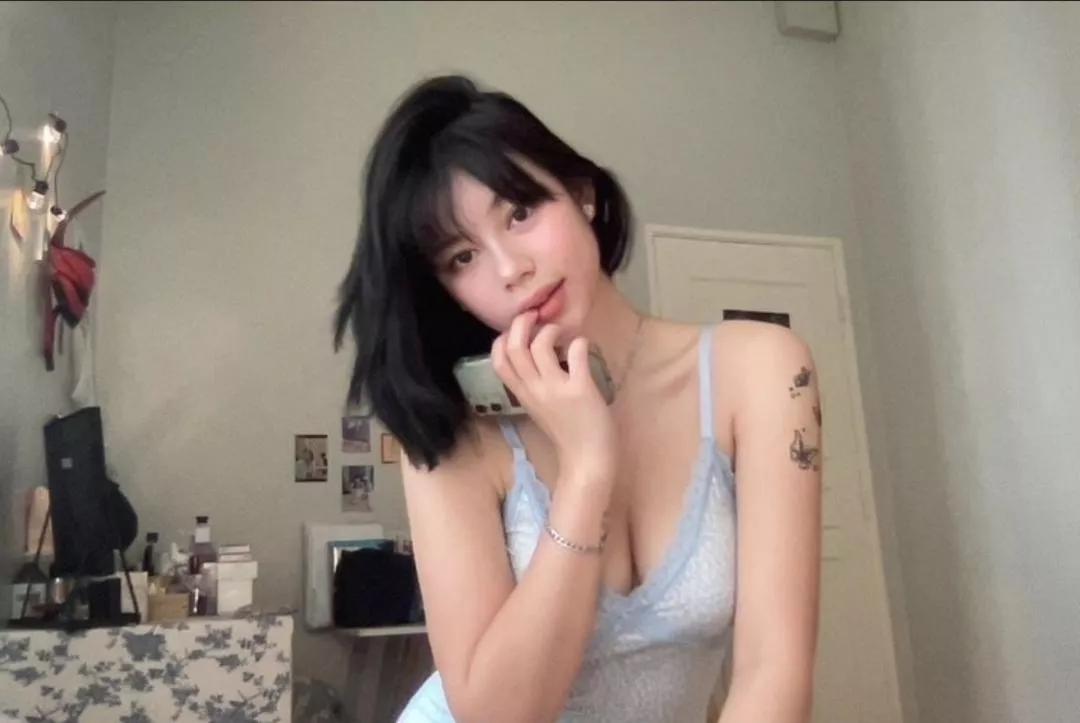 pretty face posted by armpitlover234