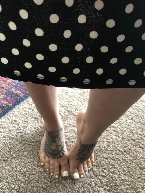 Pretty feet in a dress by Prettykittykat89
