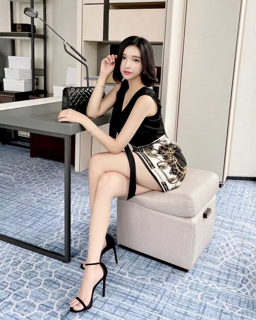 Pretty legs and heels by Majestic_Painter8660