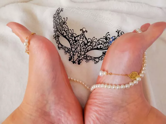 Pretty pearls for pretty feet . . . by Kitty_LaCroix00