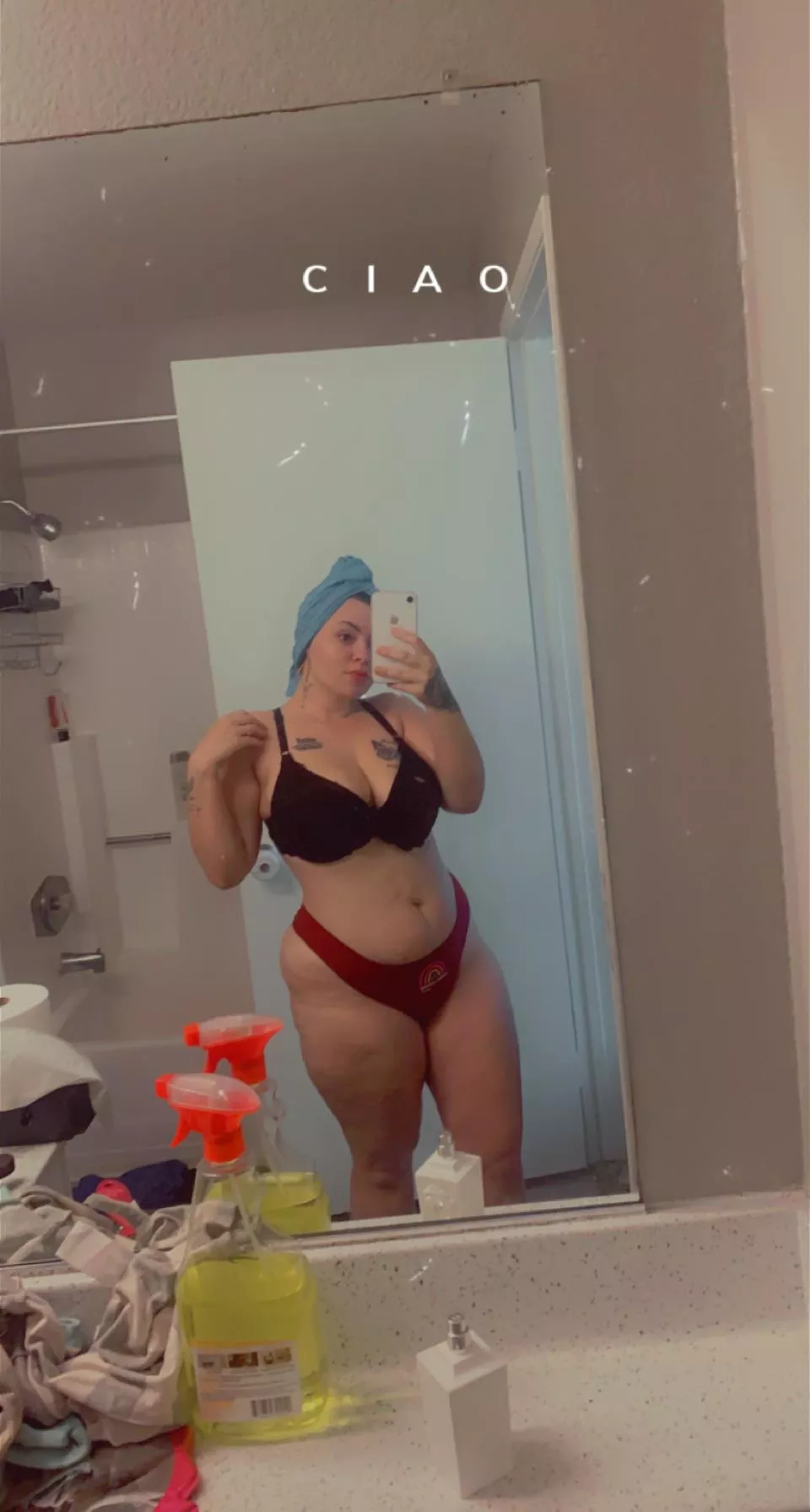 Probably should of cleaned my bathroom before taking this 🤷🏼‍♀️🤷🏼‍♀️ 23 (F) (OC) posted by Raine_Dropss